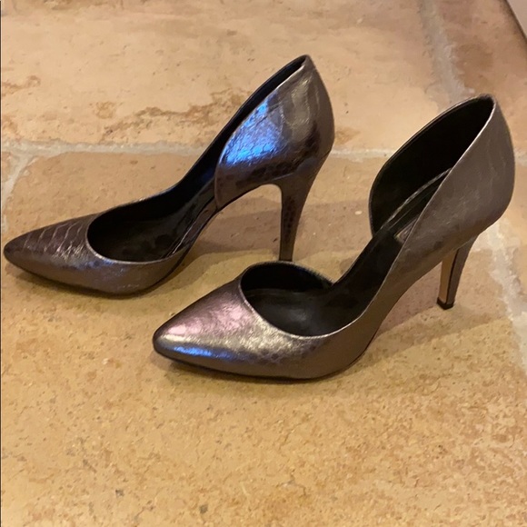 BCBG classic shoe in python color. - Picture 3 of 6